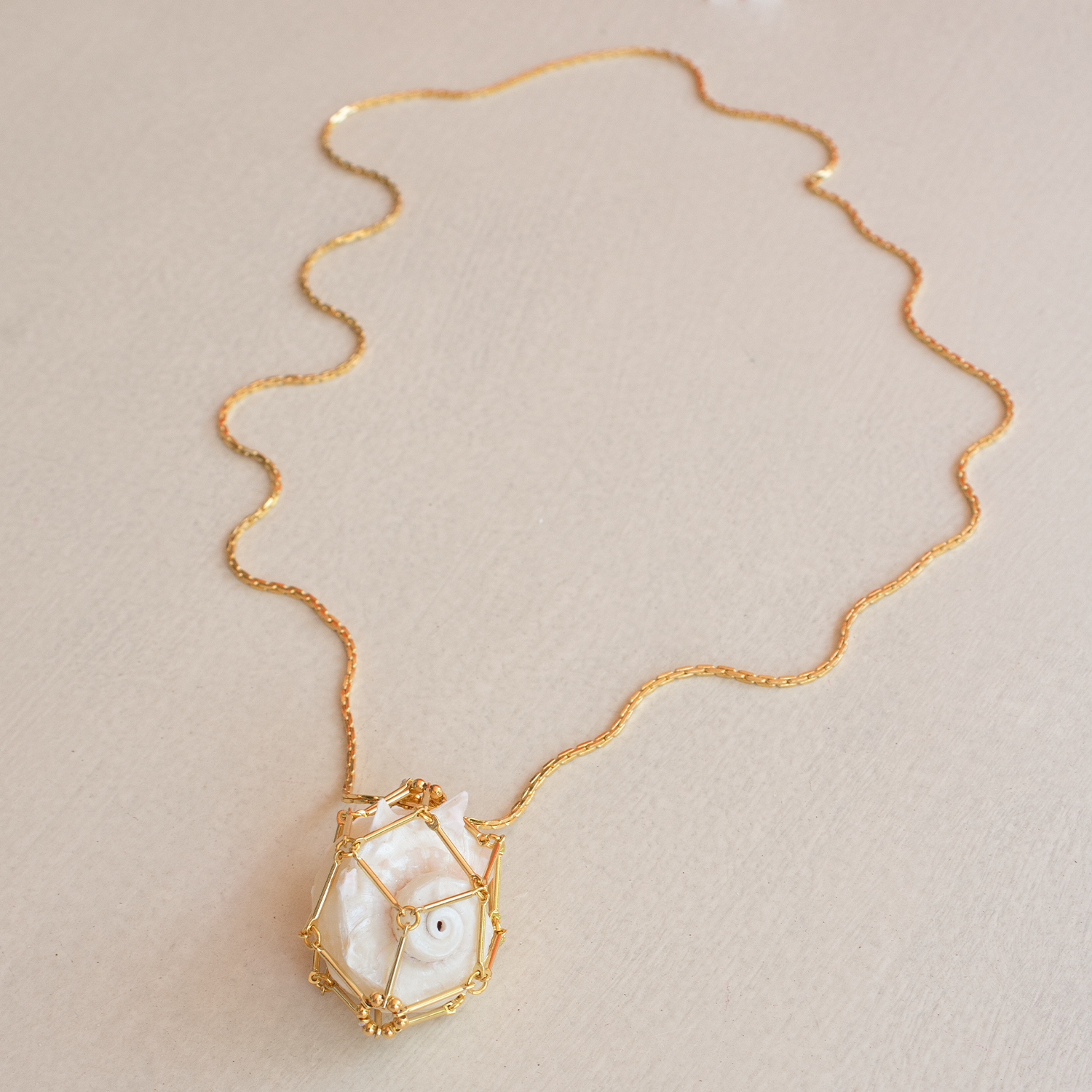 COLLAR SPIRAL CREST